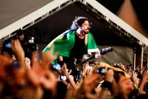 Dave Grohl vestindo a bandeira do Brasil, na edição de 2012. O show teve duração de quase três horas e encantou o público.